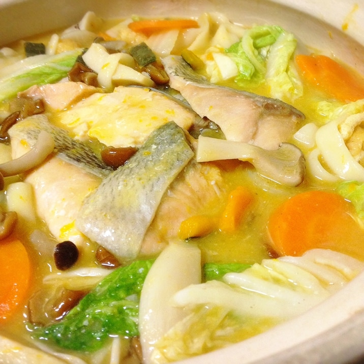 甲州名物ほうとうで秋鮭ときのこの野菜ほうとう鍋
